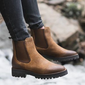 Thursday Boot Company Women's Tan Chelsea Lug Boots